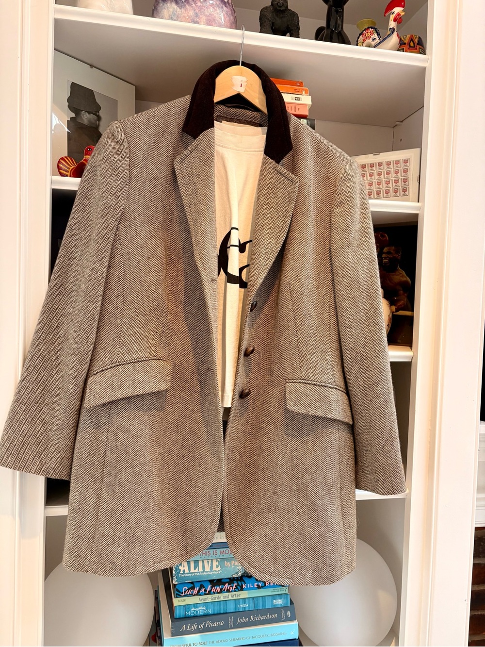 Tailored Gray Herringbone Blazer with Contrast Collar
